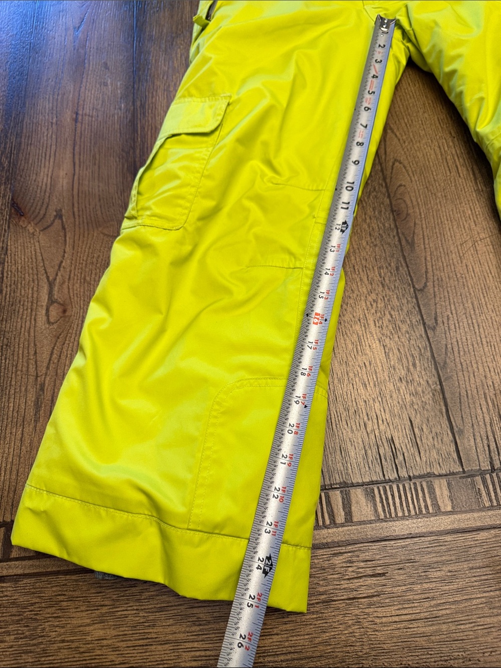 686 Kids Infinity Cargo Insulated Snowboard Pants in High-Visibility Yellow - Picture 14 of 16